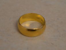 22ct gold wedding band, approx weight 9.