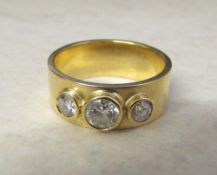 18ct gold 3 stone diamond ring (centre s