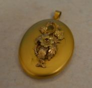 A 9ct gold keepsake locket with foliage