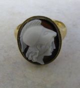 18ct gold cameo ring (cameo a/f) Chester