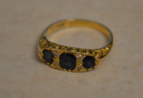 18ct gold sapphire and diamond ring, app