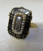 18ct gold mourning ring with black ename