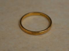 22ct gold wedding band, approx weight 2g