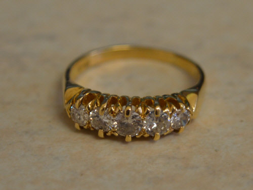 18ct gold 5 stone diamond ring, approx 0