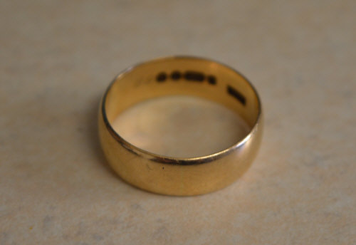 9ct gold wedding band, approx weight 5.3
