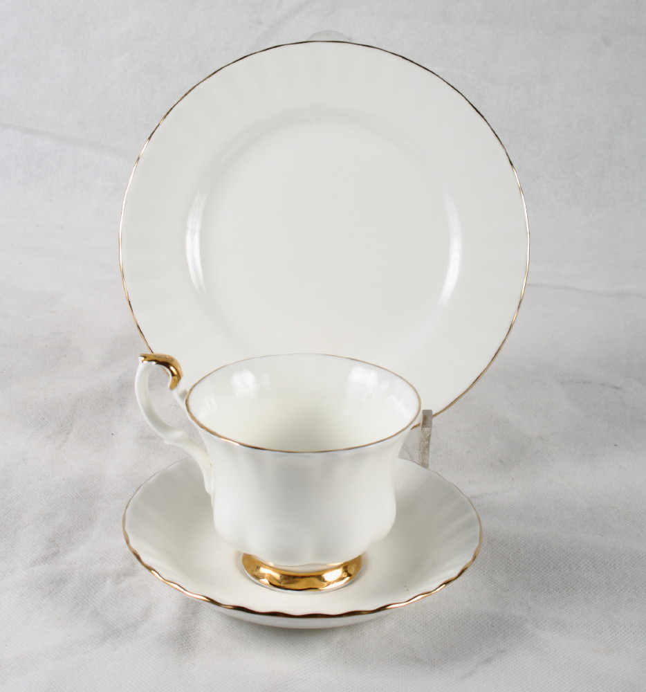 A Royal Albert bone china "Val D'Or" part combination service, a bone china "Nippon" part teaset and - Image 3 of 4