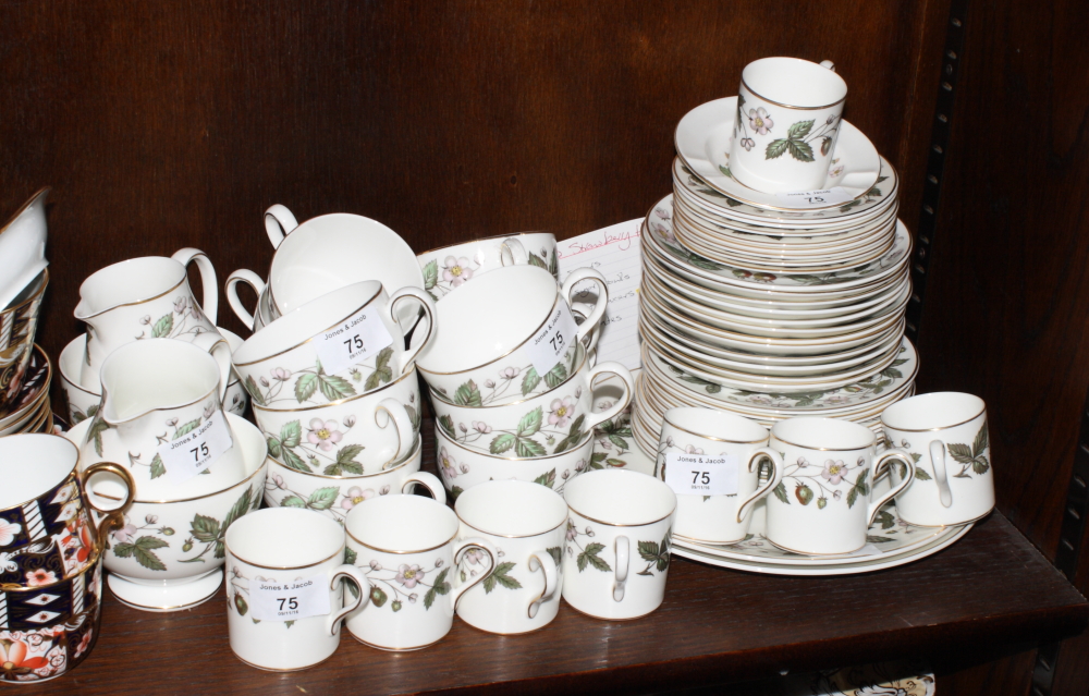 A Wedgwood "Strawberry Hill" tea service for twelve and a coffee service for eight and a number of - Bild 2 aus 3