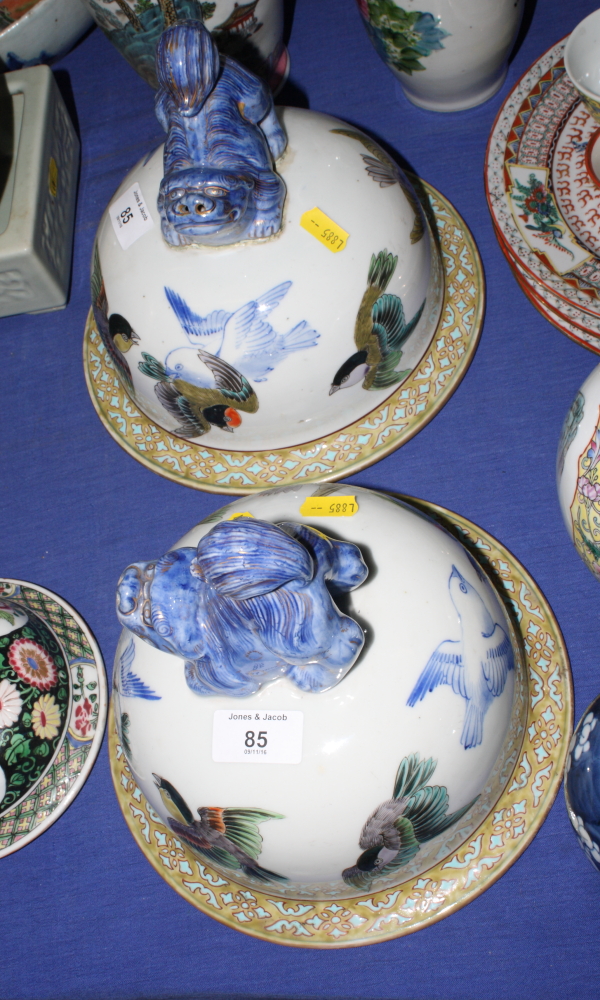 Two pairs of Chinese porcelain pot lids and a Chinese porcelain figure of an elder holding a peach - Bild 3 aus 3