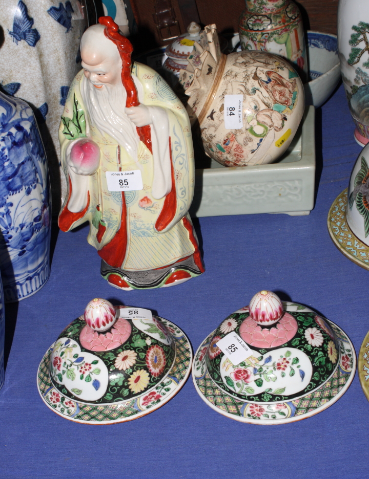 Two pairs of Chinese porcelain pot lids and a Chinese porcelain figure of an elder holding a peach - Bild 2 aus 3