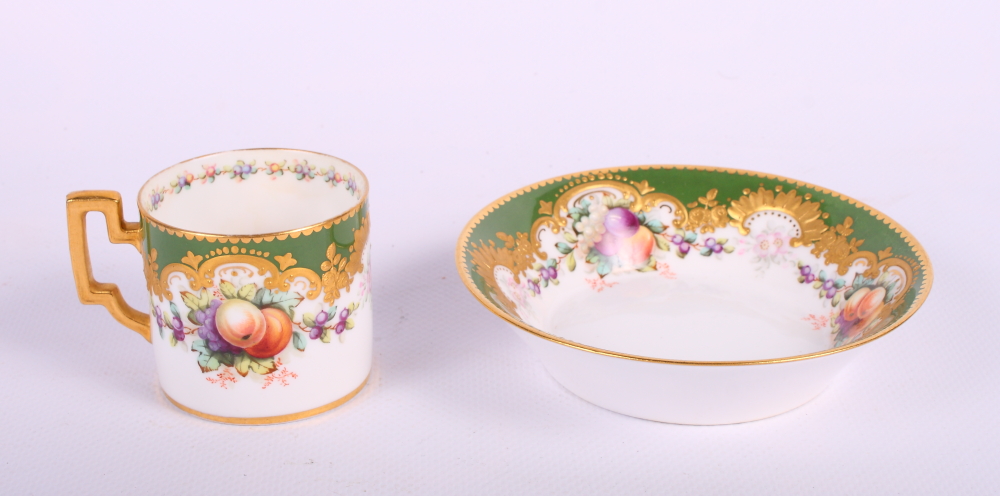 A set of five early 20th Century Copeland bone china cabinet coffee cans and saucers with fruit - Bild 3 aus 5