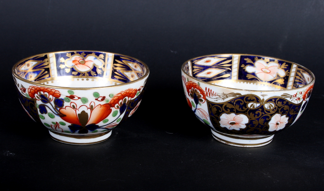 A Bloor Derby Imari pattern tea bowl, a similar early 19th Century Derby tea bowl, a similar saucer, - Bild 2 aus 2
