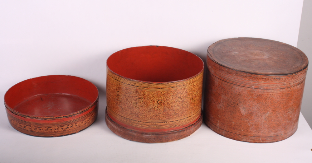 An oriental red lacquered cylindrical workbox and a shallow cloisonne bowl decorated flowers on a - Bild 2 aus 2