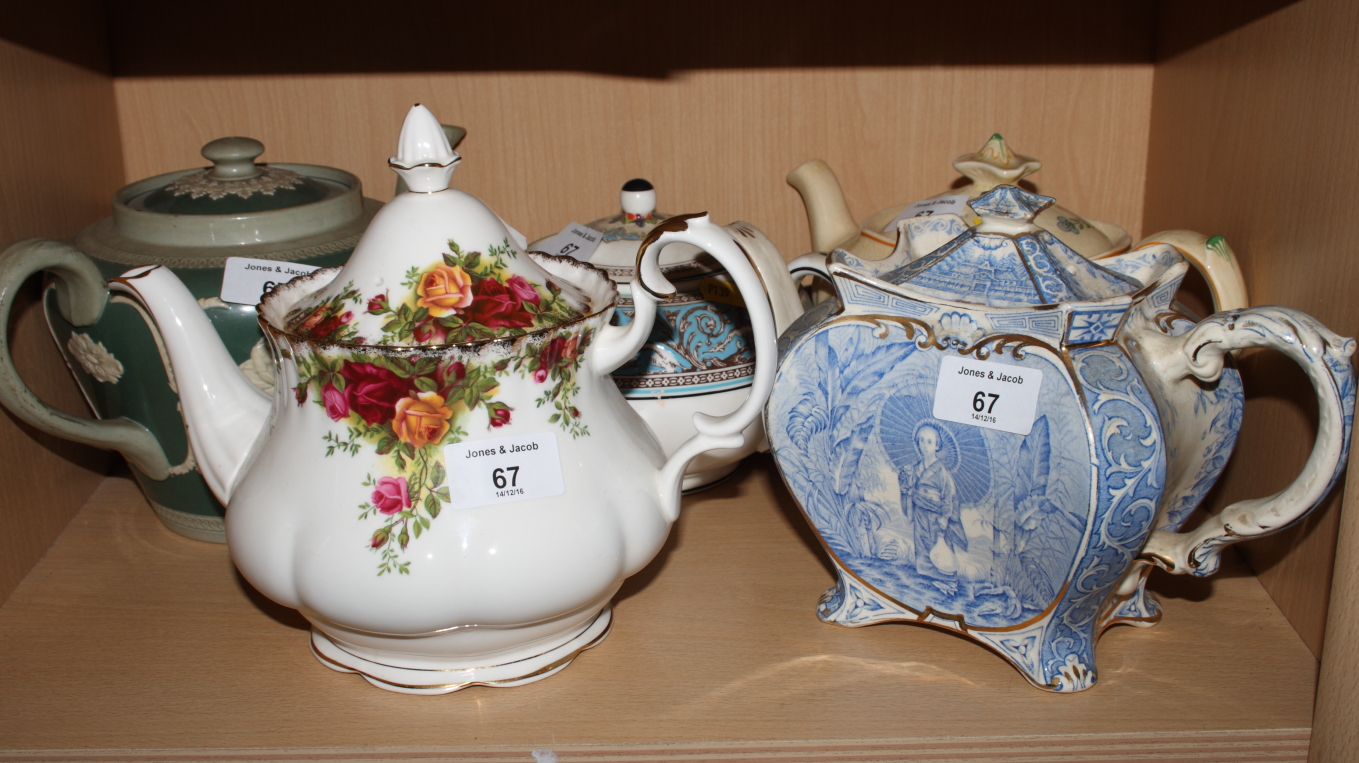 A Royal Albert "Old Country Roses" china teapot, a Wedgwood "Turquoise Florentine" teapot and - Bild 2 aus 3