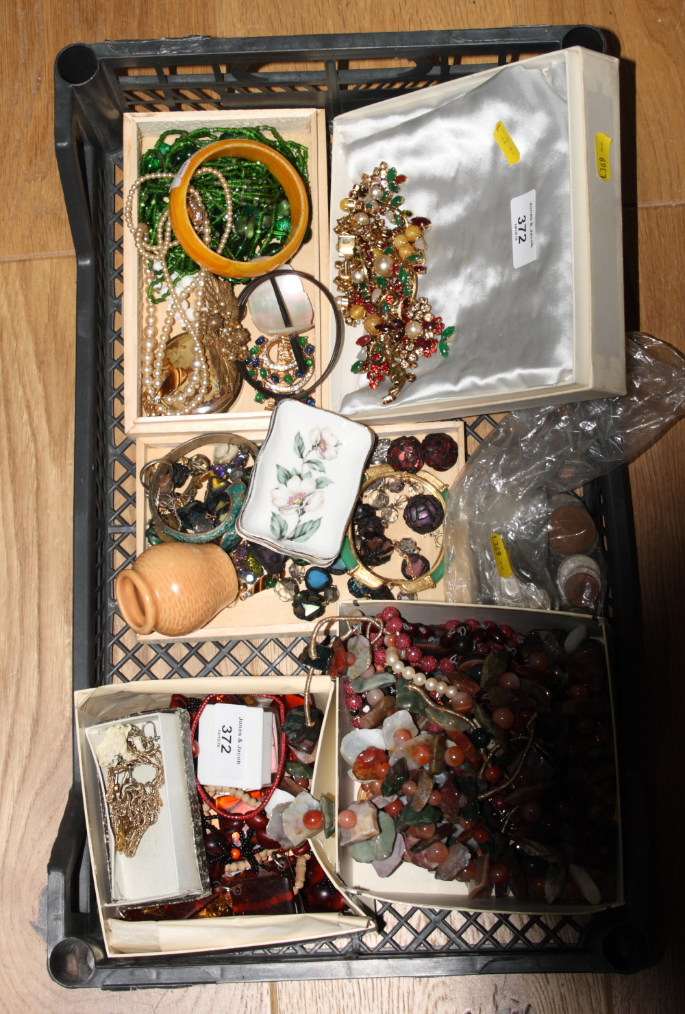 A selection of costume jewellery, various, to include a vintage Christian Dior jewelled necklace, in - Bild 3 aus 4