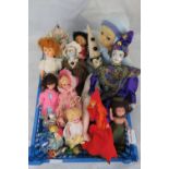 An assortment of 20th century dolls (17)