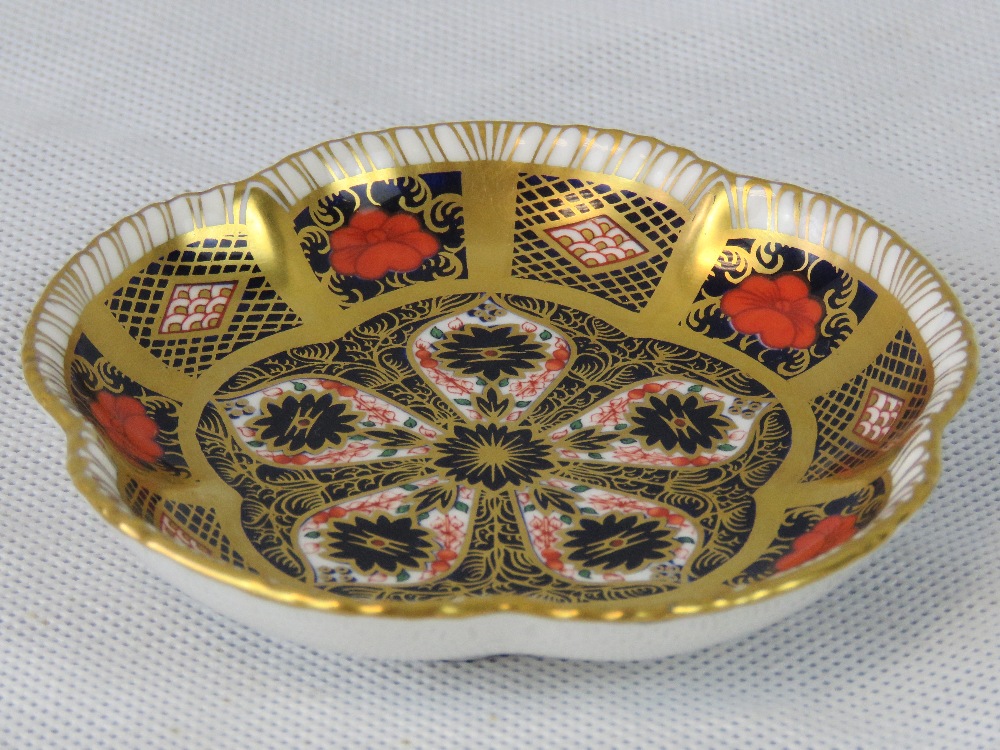 A Royal Crown Derby circular -shaped pin