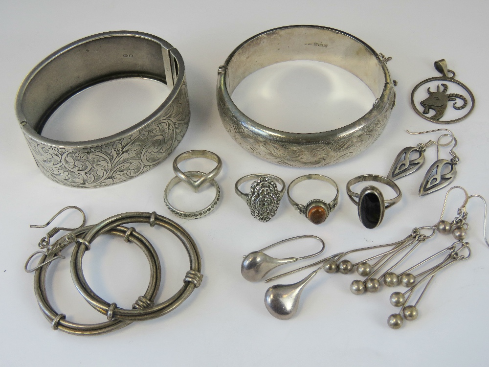 A quantity of silver and white metal jewellery.