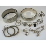 A quantity of silver and white metal jewellery.