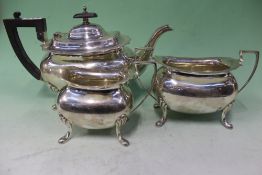 A SILVER THREE PIECE TEA SET. DATED SHEFFIELD 1918. 40OZS ALL IN