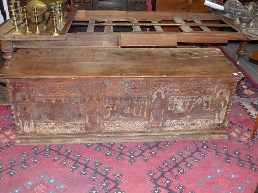 AN EARLY CONTINENTAL CEDAR PLANK CASSON WITH SHALLOW CARVED AND PENWORK DECORATED FRIEZE - Bild 2 aus 16