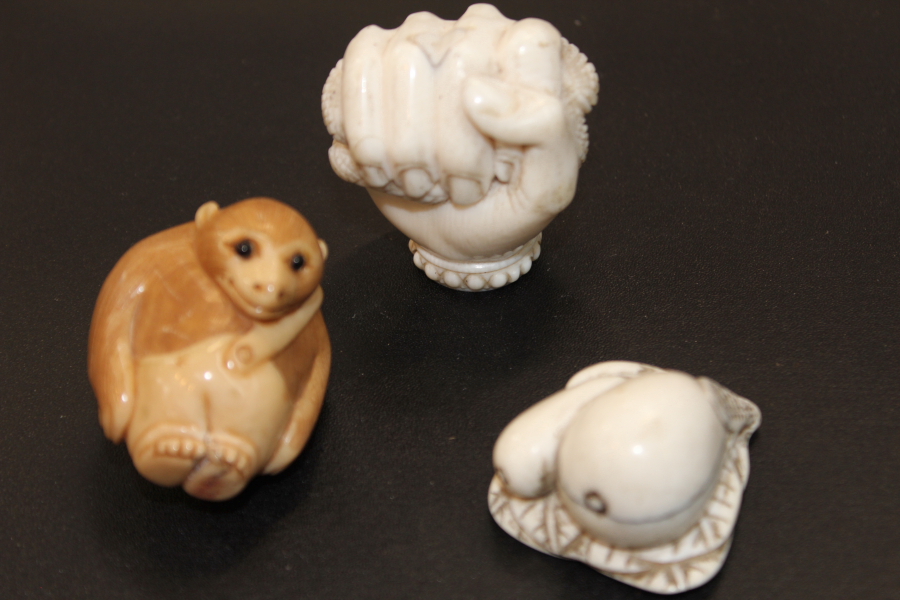 A COLLECTION OF CARVED ORIENTAL ANIMAL FIGURAL AND IVORIES. - Bild 17 aus 30