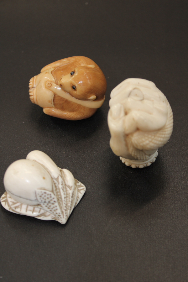 A COLLECTION OF CARVED ORIENTAL ANIMAL FIGURAL AND IVORIES. - Bild 18 aus 30
