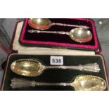 A CASED PAIR OF SILVER FRUIT SPOONS, BIRMINGHAM 1903, MAKERS ELKINGTON & CO AND A CASED PAIR OF