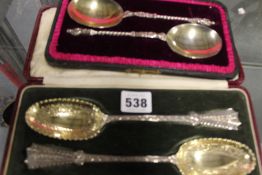 A CASED PAIR OF SILVER FRUIT SPOONS, BIRMINGHAM 1903, MAKERS ELKINGTON & CO AND A CASED PAIR OF