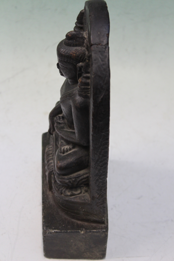 AN EARLY INDIAN CARVED STONE FIGURE OF A SEATED BUDDHA - Bild 5 aus 8