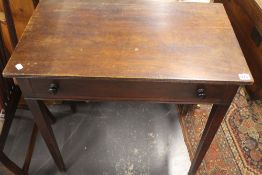A GEORGIAN MAHOGANY SIDE TABLE WITH FRIEZE DRAWER