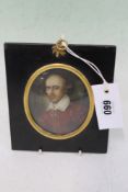 AN ANTIQUE OVAL PORTRAIT MINIATURE OF A GENTLEMAN IN SHAKESPEARIAN DRESS WITH EBONISED AND GILT