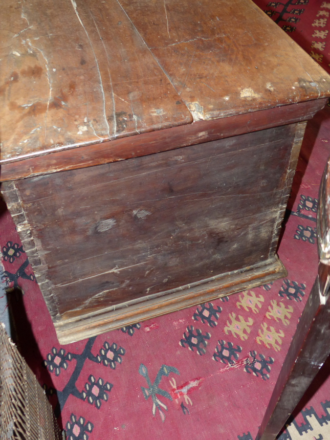 AN EARLY CONTINENTAL CEDAR PLANK CASSON WITH SHALLOW CARVED AND PENWORK DECORATED FRIEZE - Bild 12 aus 16