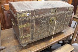 AN EARLY 18TH CENTURY. LEATHER HIDE UPHOLSTERED DOME TOP TRAVELLING CHEST/CASKET WITH ELABORATE