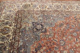 AN ORIENTAL CARPET OF CLASSIC PERSIAN DESIGN. 360 X 275 CMS