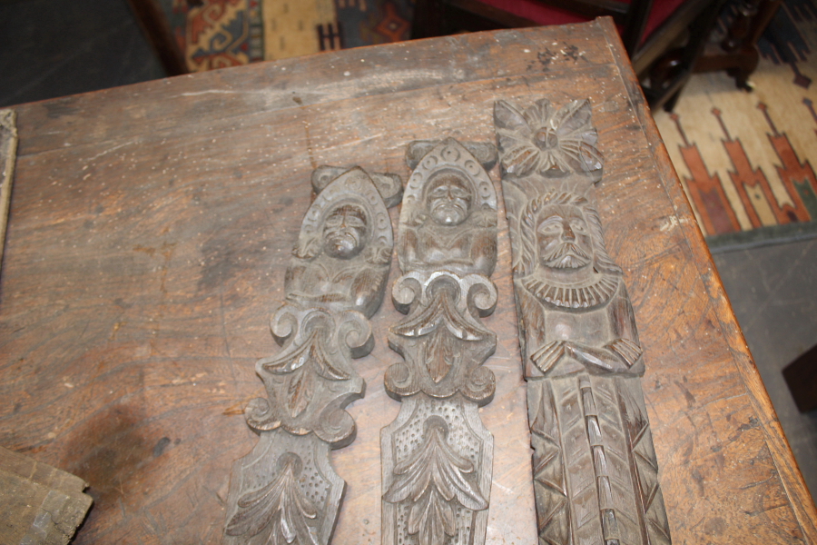 A GROUP OF VARIOUS 17TH AND 18TH.C.CARVED OAK ELEMENTS - Bild 12 aus 13