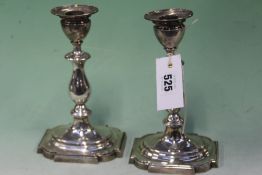 A PAIR OF SILVER CANDLESTICKS WITH TURNED COLUMNS. LONDON 1927. RETAILER WILSON & GILL REGENT STREET