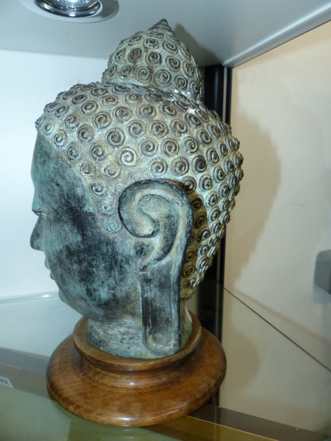 A SOUTH EAST ASIAN BRONZE HEAD OF BUDDHA. - Bild 5 aus 6