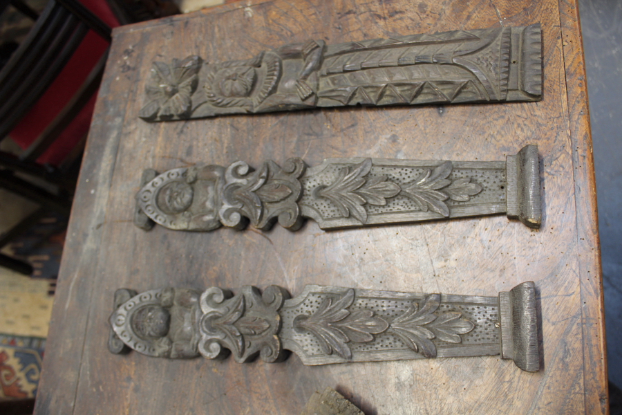 A GROUP OF VARIOUS 17TH AND 18TH.C.CARVED OAK ELEMENTS - Bild 11 aus 13