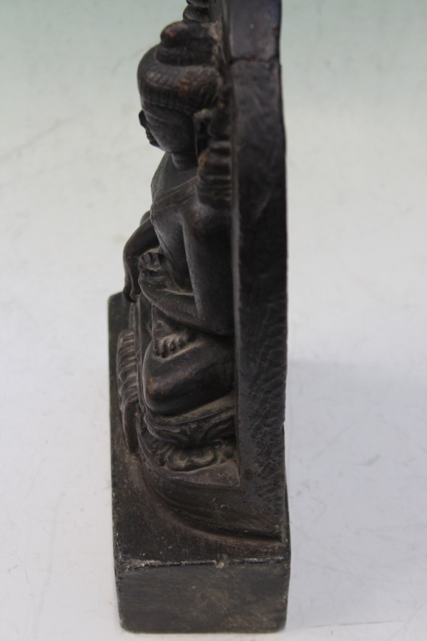 AN EARLY INDIAN CARVED STONE FIGURE OF A SEATED BUDDHA - Bild 4 aus 8