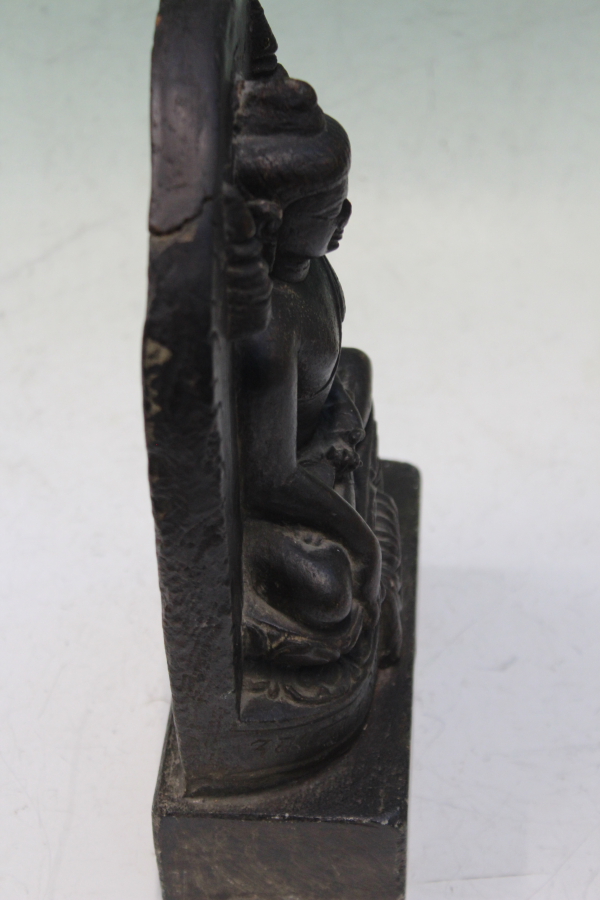 AN EARLY INDIAN CARVED STONE FIGURE OF A SEATED BUDDHA - Bild 7 aus 8