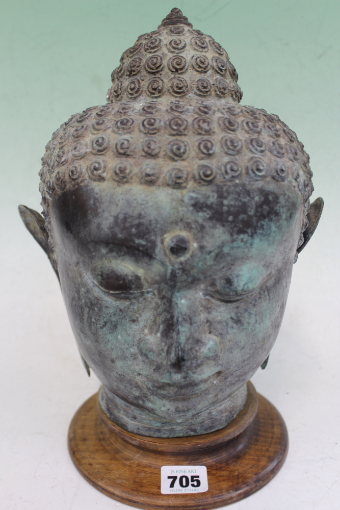 A SOUTH EAST ASIAN BRONZE HEAD OF BUDDHA.