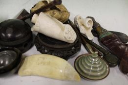 A GROUP OF INTERESTING EASTERN COLLECTABLES TO INCLUDE A HORN HANDLED JAMBIYA, VARIOUS OPIUM PIPES,