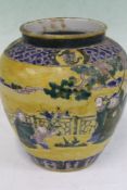 A CHINESE BALUSTER FORM VASE WITH FIGURAL DECORATION.