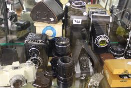 A MAMIYA C33 CAMERA TOGETHER WITH A FURTHER COLLECTION OF VINTAGE PHOTOGRAPHIC EQUIPMENT AND