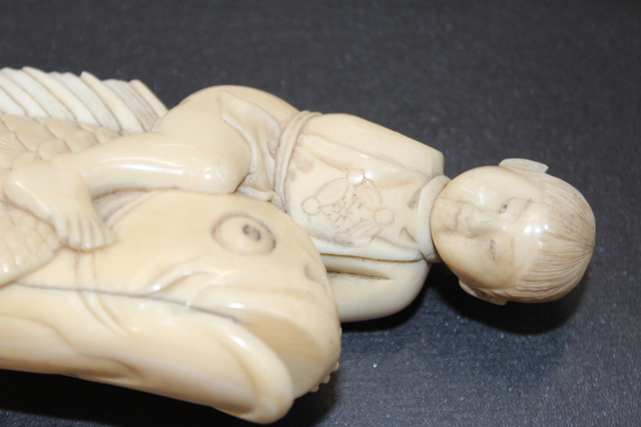 A COLLECTION OF CARVED ORIENTAL ANIMAL FIGURAL AND IVORIES. - Bild 8 aus 30