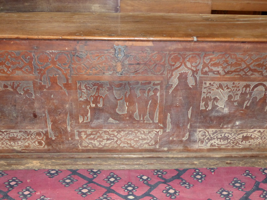 AN EARLY CONTINENTAL CEDAR PLANK CASSON WITH SHALLOW CARVED AND PENWORK DECORATED FRIEZE - Bild 4 aus 16