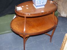 An Edwardian satinwood Sheraton style two tier oval stand with removable drinks tray to top