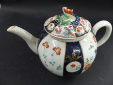 A Dr Wall Period Worcester teapot. Decorated in the Kakiemon style with panels depicting exotic