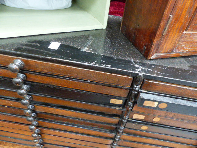 A SMALL DESK TOP CHEST OF TWENTY TWO COIN COLLECTOR'S DRAWERS. - Image 5 of 25
