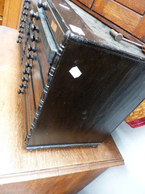 A SMALL DESK TOP CHEST OF TWENTY TWO COIN COLLECTOR'S DRAWERS. - Image 3 of 25
